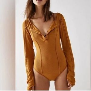NEW Free People Sloane Bodysuit Amber Henley Snaps Thumbholes Mustard Gold Small